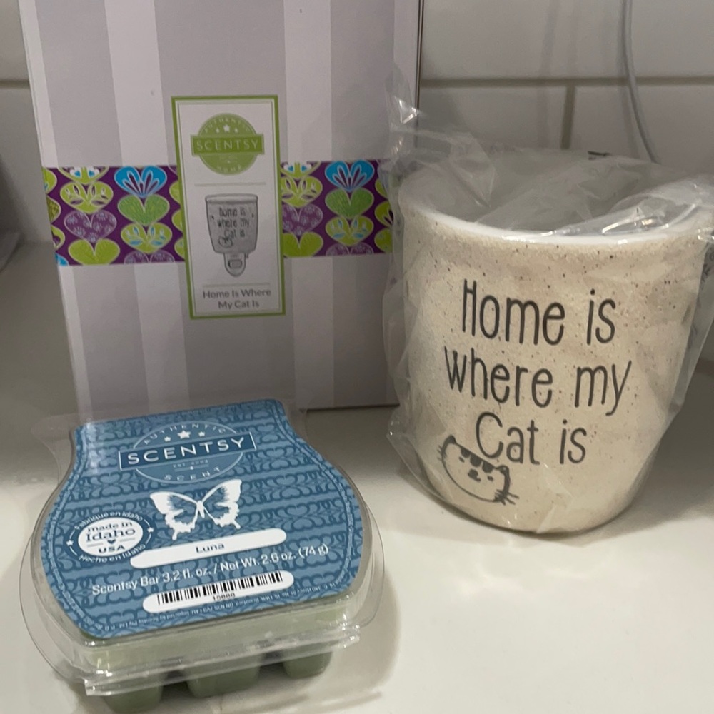 Brand New in box Scentsy Plug In